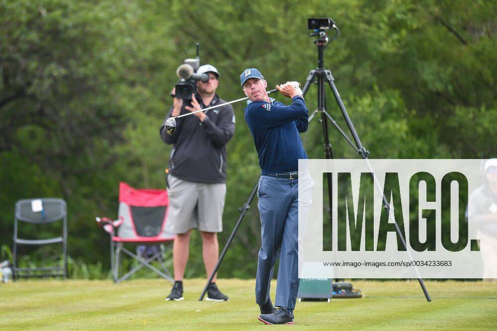 SAN ANTONIO, TX - APRIL 20: Matt Kuchar watches his drive during the second round of the Valero Texas Open at the TPC San Antonio Oaks Course in San Antonio, TX on April 20, 2018. (Photo by Daniel Dunn Icon Sportswire) GOLF: APR 20 PGA Golf Herren - Valero Texas Open Icon18042008
