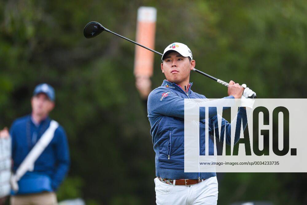 SAN ANTONIO, TX - APRIL 20: Si Woo Kim watches his tee shot during the second round of the Valero Texas Open at the TPC San Antonio Oaks Course in San Antonio, TX on April 20, 2018. (Photo by Daniel Dunn Icon Sportswire) GOLF: APR 20 PGA Golf Herren - Valero Texas Open Icon18042013
