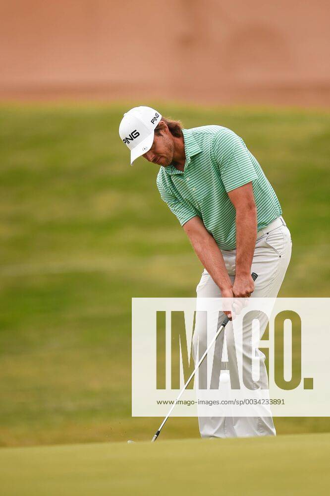 SAN ANTONIO, TX - APRIL 20: Aaron Baddeley chips onto the green during the second round of the Valero Texas Open at the TPC San Antonio Oaks Course in San Antonio, TX on April 20, 2018. (Photo by Daniel Dunn Icon Sportswire) GOLF: APR 20 PGA Golf Herren - Valero Texas Open Icon18042025