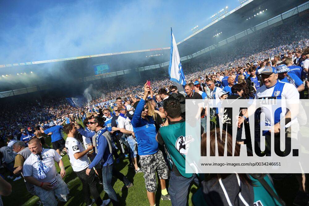 - SPORT 21.04.2018, Fussball 3.Liga, 1.FC Magdeburg - Fortuna Koeln,, v.l. Platzsturm, feiern, Magdeburg feiert Aufstieg Magdeburg