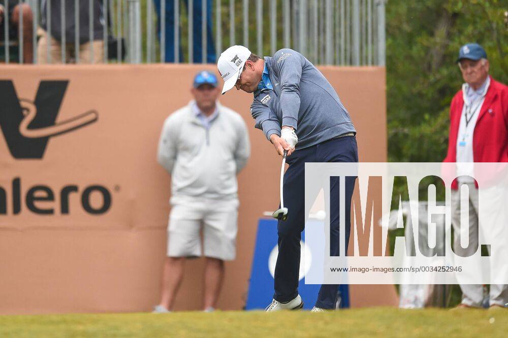 SAN ANTONIO, TX - APRIL 21: Zach Johnson tees off during the third round of the Valero Texas Open at the TPC San Antonio Oaks Course in San Antonio, TX on April 21, 2018. (Photo by Daniel Dunn Icon Sportswire) GOLF: APR 21 PGA Golf Herren - Valero Texas Open Icon18042139