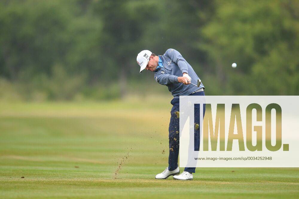 SAN ANTONIO, TX - APRIL 21: Zach Johnson hits from the fairway during the third round of the Valero Texas Open at the TPC San Antonio Oaks Course in San Antonio, TX on April 21, 2018. (Photo by Daniel Dunn Icon Sportswire) GOLF: APR 21 PGA Golf Herren - Valero Texas Open Icon18042141