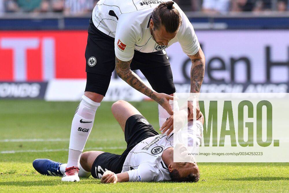 - SPORT Fußball 1. Bundesliga 31. Spieltag Eintracht Frankfurt - Hertha BSC Berlin am 21.04.2018 in der Commerzbank-Arena in Frankfurt Timothy Chandler ( Frankfurt ) miit Schmerzen am Boden - Marco Russ ( Frankfurt ), oben