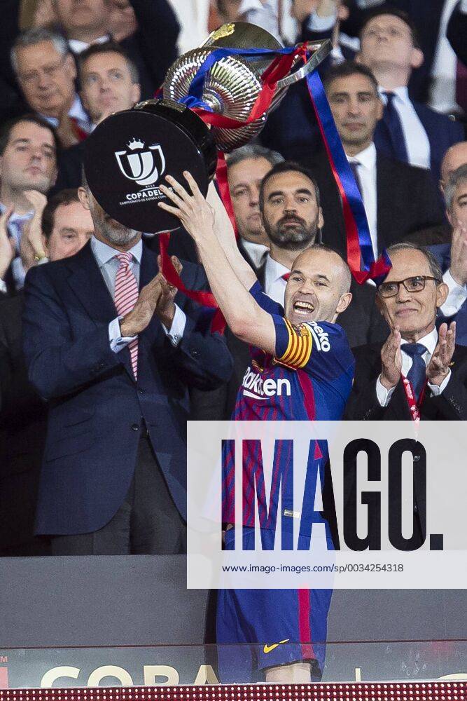 - SPORT FC Barcelona Barca Andres Iniesta receive the cup during King s Cup Finals match between Sevilla FC and FC Barcelona at Wanda Metropolitano in Madrid, Spain. April 21, 2018. (20180422038)