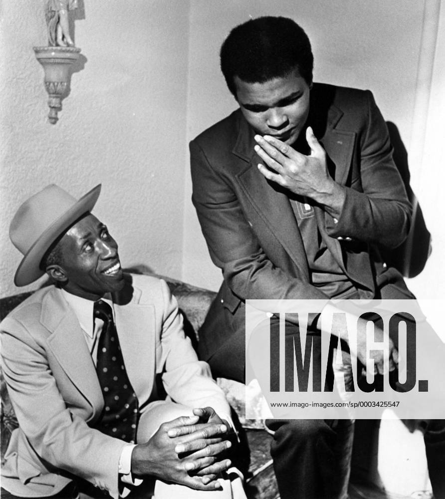 Muhammad Ali (re.) mit dem Politiker Major B. Coxson (beide USA) - (ARK1973050883) Boxen Herren Boxsport 1973, Profiboxen, Schwergewicht Gruppe Camden Boxen Herren Boxsport 1973, Profiboxen, Schwergewicht Gruppe Camden