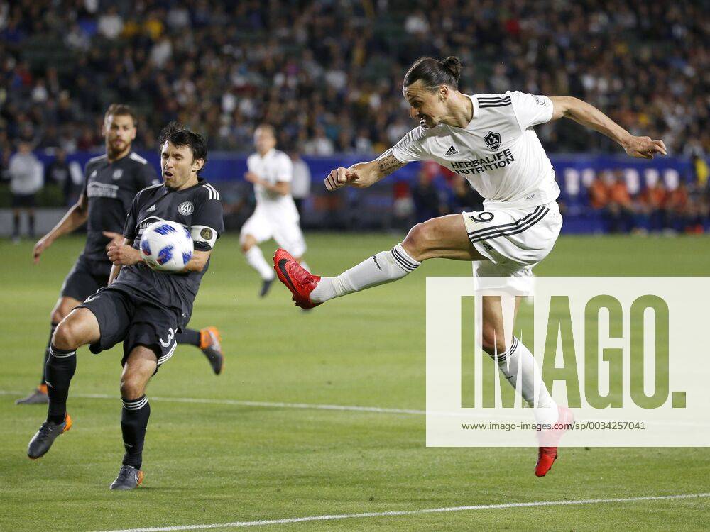 - SPORT April 21, 2018 - Los Angeles, California, U.S - Los Angeles Galaxys forward Zlatan Ibrahimovic (9) of Sweden, kick the ball against Atlanta Uniteds defender Michael Parkhurst (3) during the 2018 Major League Soccer MLS Fussball Herren USA match between Los Angeles Galaxy and Atlanta United in Carson, California, April 21, 2018. Atlanta United won 2-0. MLS 2018: Atlanta United 2:0 Los Angeles Galaxy - ZUMAc68_ 20180421_zaf_c68_002