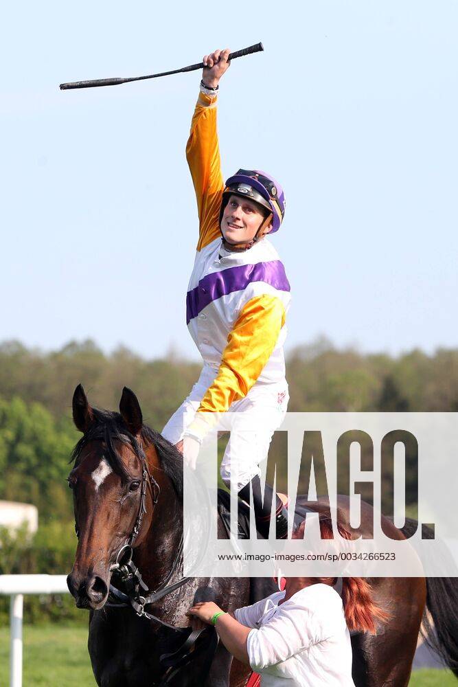 - SPORT 22.04.2018, Hoppegarten, Brandenburg, GER - Devastar mit Martin Seidl gewinnt den Preis von Dahlwitz. Galopprennbahn Hoppegarten. () 180421D951HOPPEGARTEN