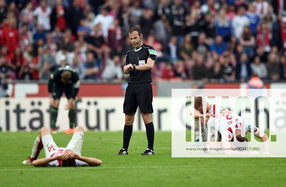 - SPORT 1. FC Köln - FC Schalke 04 22.04.2018. Enttäuschte Kölner nach dem Schlußpfiff. Vorne: Jonas Hector. Dahinter: Dominique Heintz und Simon Terodde. In der Mitte: Schiedsrichter Marco Fritz.