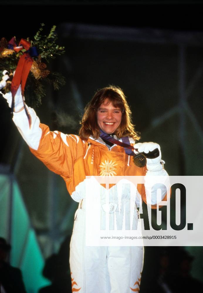 Katja Seizinger (Deutschland) jubelt über den Olympiasieg 1994 in der Abfahrt Alpiner Skilauf OS Winter Damen Olympische Spiele 1994, Winterspiele, Ski Alpin, Skisport Einzelbild Lillehammer Freude, Alpiner Skilauf OS Winter Damen Olympische Spiele 1994, Winterspiele, Ski Alpin, Skisport Einzelbild Lillehammer Freude,