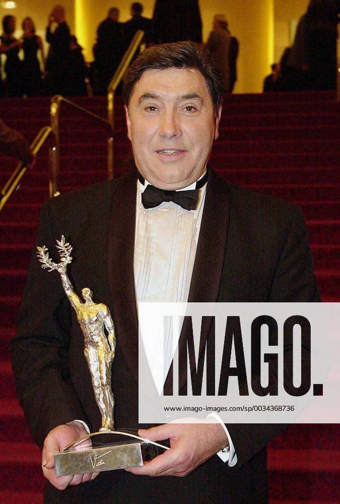 BRU50-16JAN00-KNOKKE,BEL: Five times Tour de France winner cyclist Eddy MERCKX The Cannibal , becomes Belgian sportsman of the century and holds the silver Victor , here tonight in Knokke s casino. Belga Photo-Olivier MATTHYS oma. MATTHYSx088x16010001 x431544x
