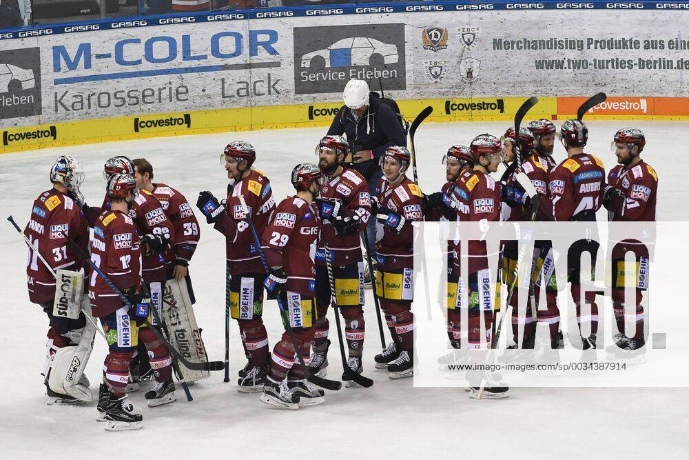 - SPORT Eishockey, Herren, DEL, Saison 2017 18, Finale um die Deutsche Meisterschaft, 6. Finalspiel, Eisbären Berlin - Red Bull München, Jubel nach dem Abpfiff bei den Eisbären Berlin, 24.04.18,
