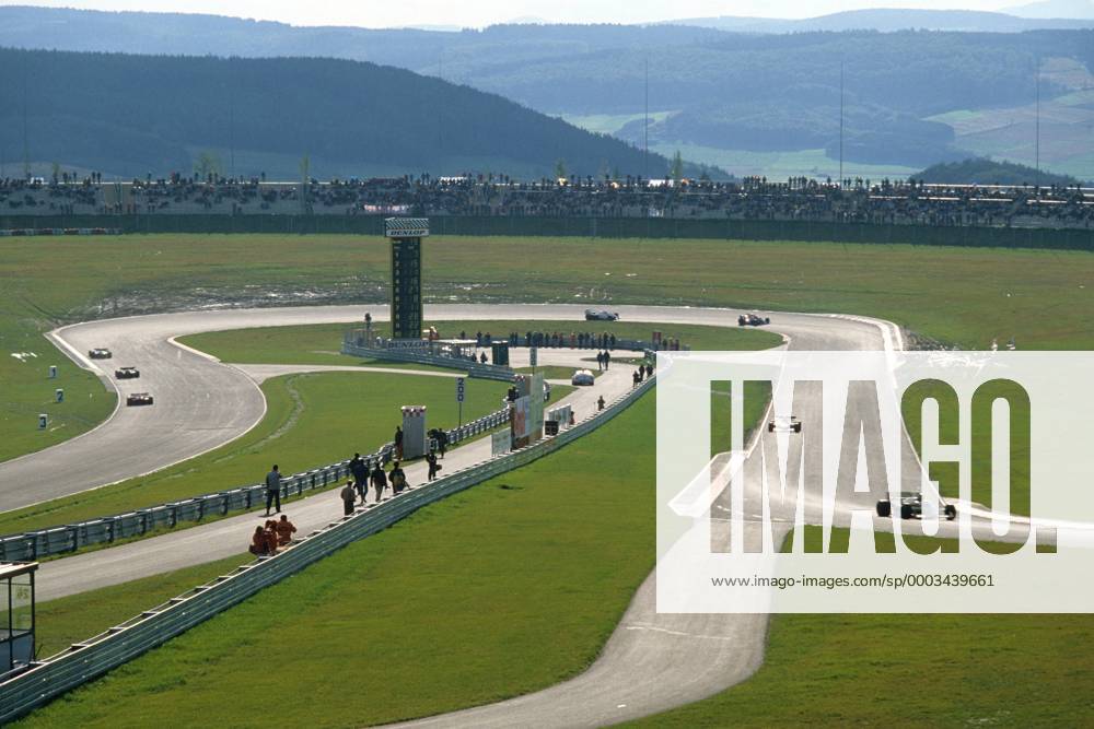 Boliden durchfahren die Dunlop Kehre bei der Rückkehr der Formel 1 zum Nürburgring 1984 Motorsport Grand Prix Herren Großer Preis von Europa 1984, Formel 1 Weltmeisterschaft, F1, F, GP, WM Totale Nürburgring Nürburg Motorsport Grand Prix Herren Großer Preis von Europa 1984, Formel 1 Weltmeisterschaft, F1, F, GP, WM Totale Nürburgring Nürburg