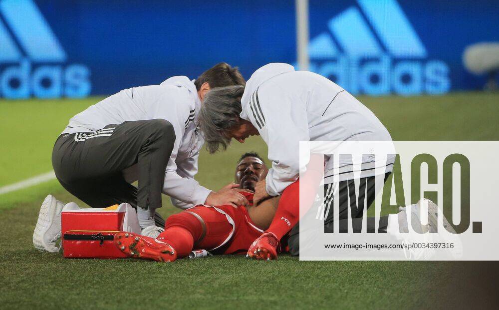 - SPORT 20180425, Champions League, FC Bayern vs Real Madrid, Allianz Arena Muenchen, Fussball, im Bild: Jerome Boateng (FCB) am boden verletzt Dr. Mueller -Wohlfart ist bei him