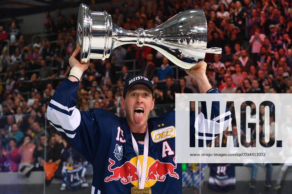- SPORT Jason JAFFRAY (M) mit Pokal,Trophaee,Cup,Siegerehrung, Jubel,Freude,Begeisterung, EHC Red Bull Muenchen-Eisbaeren Berlin 6-3. Eishockey DEL Play Off Finale Spiel 7 am 26.04.2018. Deutscher Meister 2018.