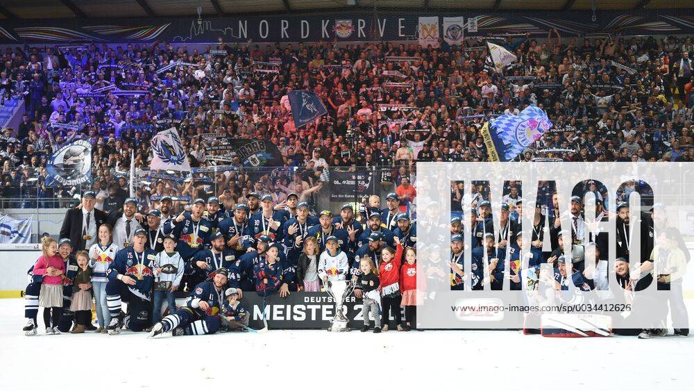 - SPORT Eishockey, Herren, DEL, Saison 2017 18, Finale um die Deutsche Meisterschaft, 7. Finalspiel, Red Bull München - Eisbären Berlin, Jubel bei den Münchnern nach der dritten deutschen Meisterschaft in Folge, 26.04.18,