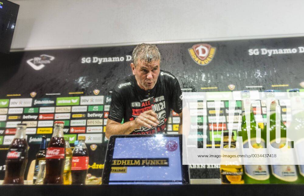 - SPORT Fußball, 2. Bundesliga, Saison 2017 2018, SG Dynamo Dresden, 32. Spieltag, SG Dynamo Dresden - Fortuna Düsseldorf (28.04.2018), DDV - Stadion, Dresden. Düsseldorfs Trainer Friedhelm Funkel nach der Bierdusche seiner Spieler nach dem Aufstieg in die Bundesliga während der Pressekonferenz.