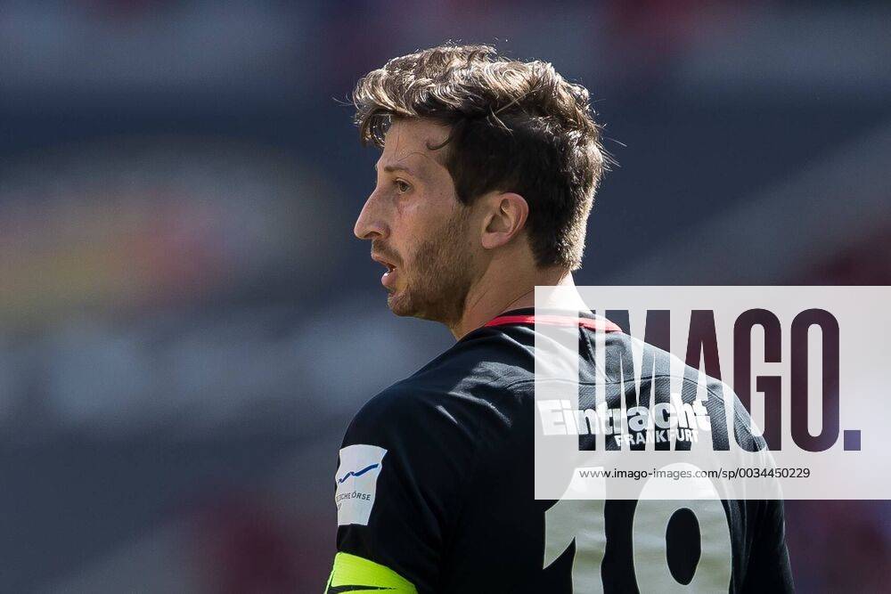 Muenchen, Deutschland, 28.04.2018, 1. Bundesliga 32. Spieltag, FC Bayern Muenchen - Eintracht Frankfurt, David Angel Abraham (SGE) schaut ( DeFodi048