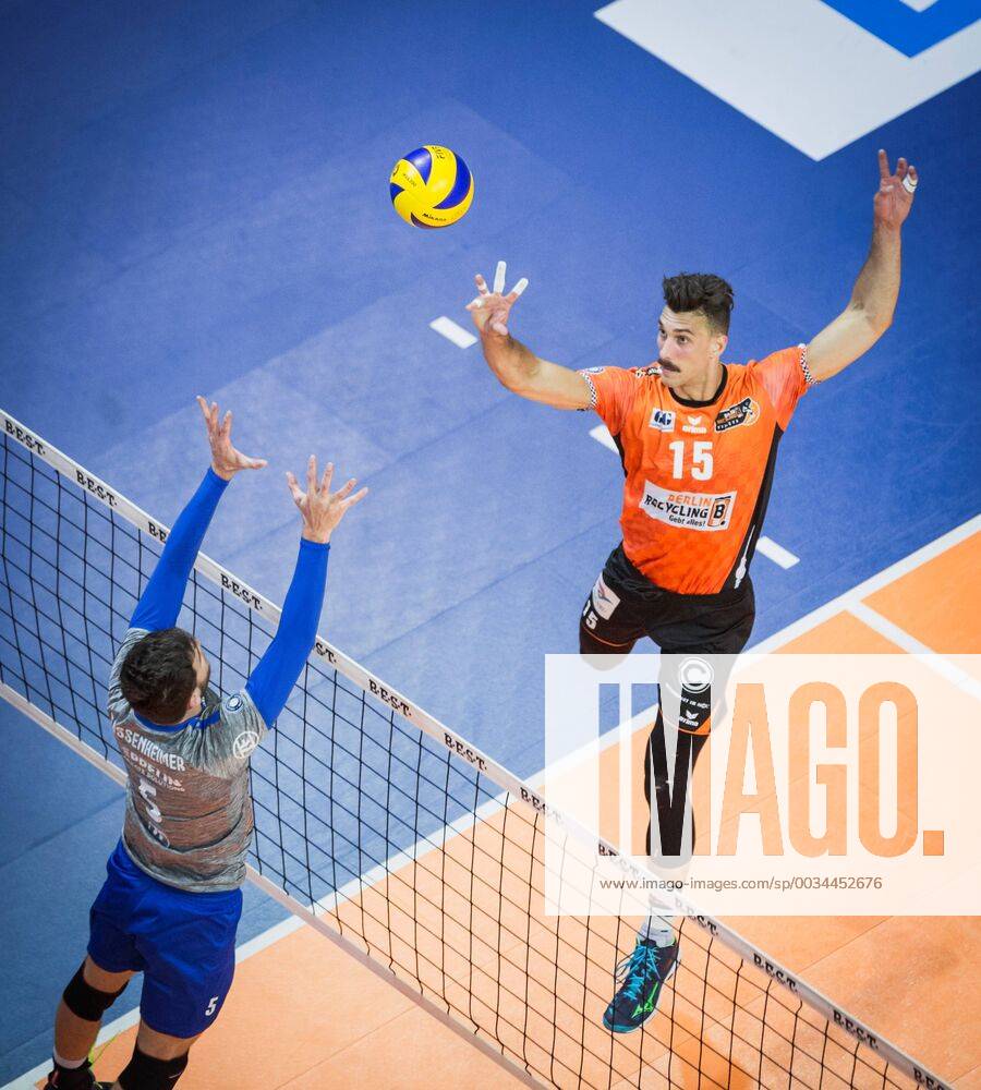 - SPORT Berlin, Deutschland, 29.04.2018: Russell Kyle (BR Volleys 15) gegen den Block aus David Sossenheimer (Friedrichshafen 5) beim Play-Off Finale Spiel 2 der Volleyball Bundesliga zwischen Berlin Recycling Volleys und VfB Friedrichshafen.