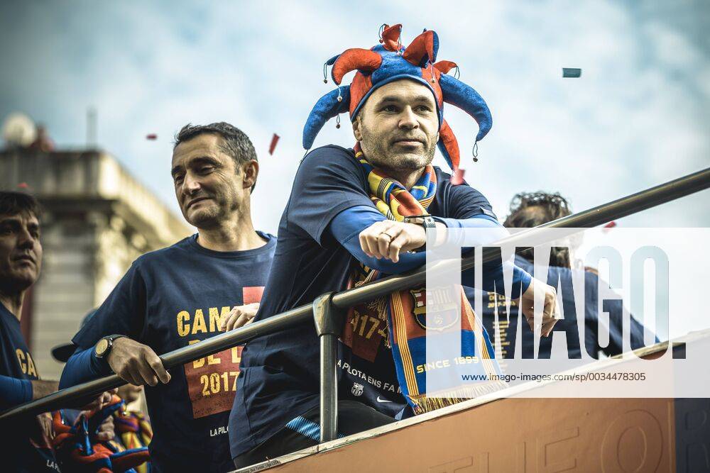 - SPORT Fußball, FC Barcelona feiert Meisterschaft in der Innenstadt April 30, 2018 - Barcelona, Catalonia, Spain - FC Barcelona Barca head coach ERNESTO VALVERDE and the departing FC Barcelona midfielder A. INIESTA during the FC Barcelona s open top bus victory parade after winning the LaLiga with their eighth double in the club history Tens Of Thousands Attend Parade To Celebrate FC Barcelona s 8th Double - ZUMAo105 20180430_zap_o105_018