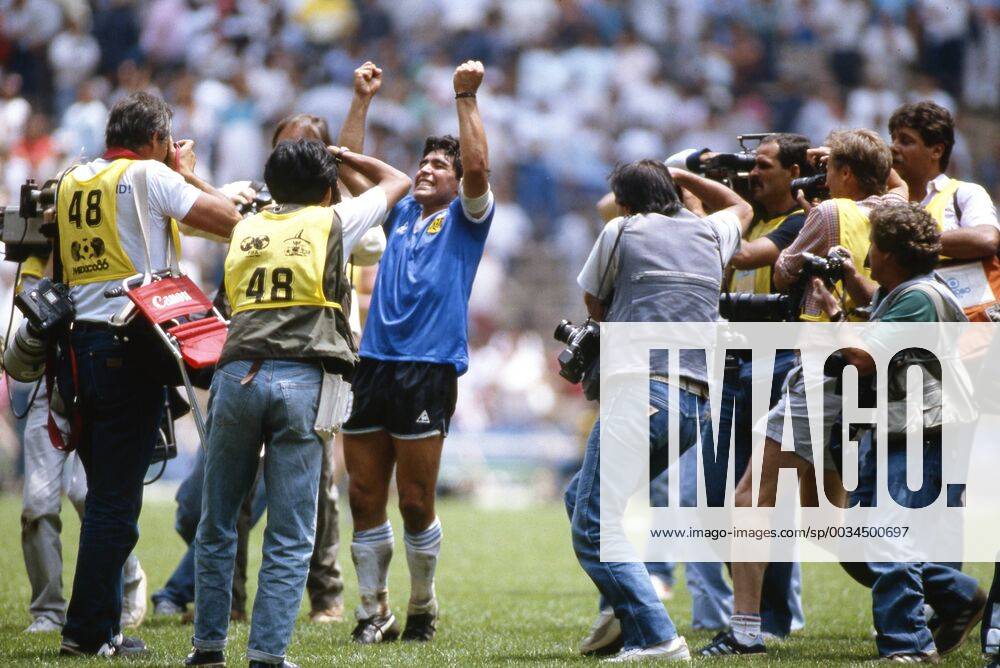Football - 1986 FIFA World Cup WM Weltmeisterschaft Fussball - Quarter-Final: Argentina 2 England 1 Diego Maradona celebrates Argentina s victory surrounded by photographers, at the Estadio Azteca, Mexico City. 22 06 1986