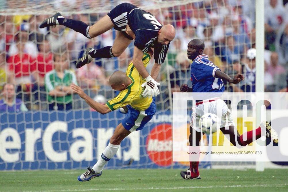 , World Cup Final. Football - 1998 FIFA World Cup WM Weltmeisterschaft Fussball - Final - France v Brazil - Stade de France, Saint Denis - 12 7 98 Mandatory Credit: Action Images Stuart Franklin France s. Goalkeeper Fabien Barthez stops Brazil s Ronaldo from scoring WK 1998 x2163107x