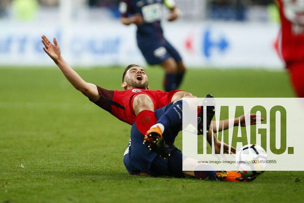 - SPORT Sebastein Flochon (Les Herbiers) vs BERCHICHE Yuri (PSG) chute FOOTBALL : Les Herbiers vs Paris Saint Germain - Finale Coupe de France - 08 05 2018 GwendolineLeGoff Panoramic