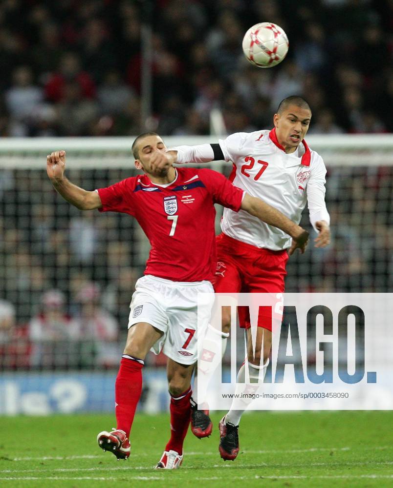 David Bentley (England, li.) gegen Gökhan Inler (Schweiz) - . Fußball Länderspiel Herren Freundschaftsspiel 2008, Test, Testspiel, Nationalteam, Nationaltrikot, England - Schweiz 2:1 Gruppe London Dynamik, Fußball Länderspiel Herren Freundschaftsspiel 2008, Test, Testspiel, Nationalteam, Nationaltrikot, England - Schweiz 2:1 Gruppe London Dynamik,