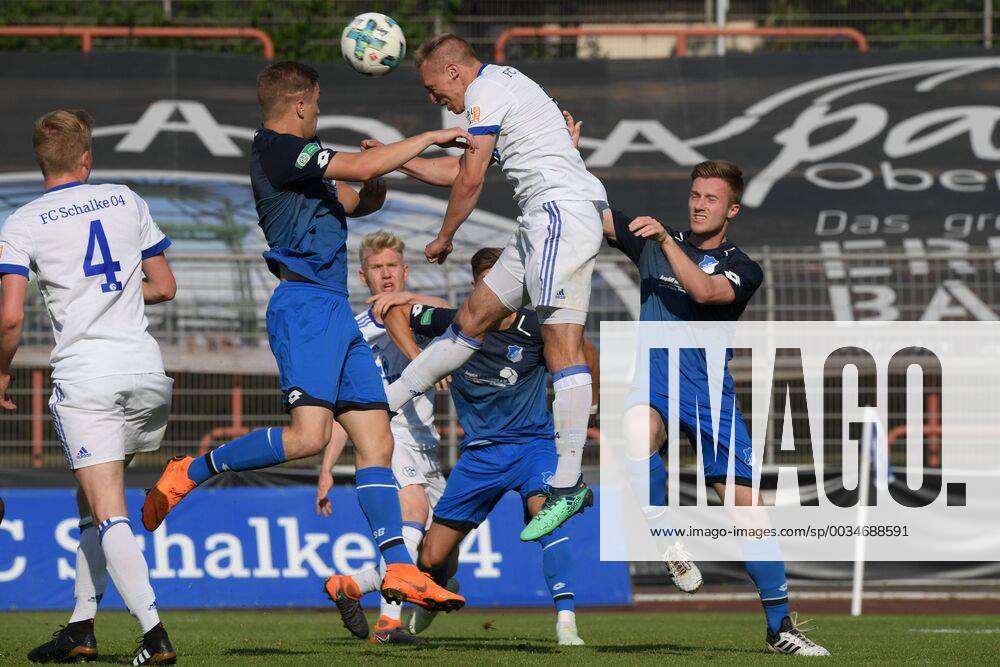 - SPORT 15.05.2018, Fussball GER, DM Endrunde A Junioren 2018, Halbfinale, Rückspiel, FC Schalke 04 - TSG Hoffenheim Florian Krüger (Schalke 04), mi., gegen Lennart Grimmer (re.) und David Otto (Hoffenheim)