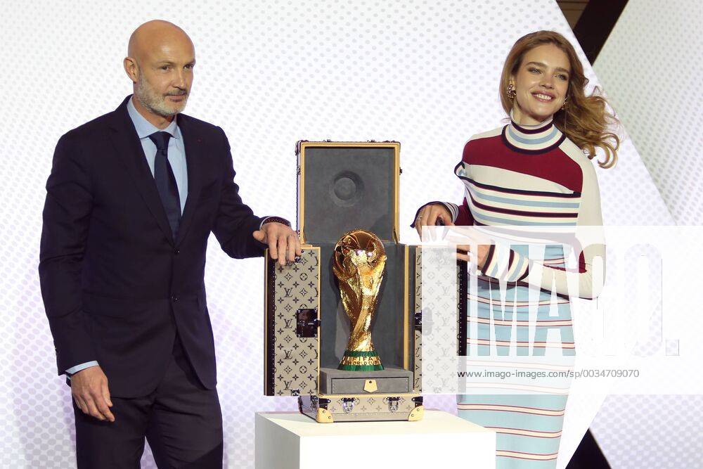 - SPORT Franck Leboeuf - Natalia Mikhailovna Vodianova FOOTBALL : Nouvel ecrin Louis Vuitton du trophee de la coupe du monde FIFA - 17 05 2018 MichaelBaucher Panoramic