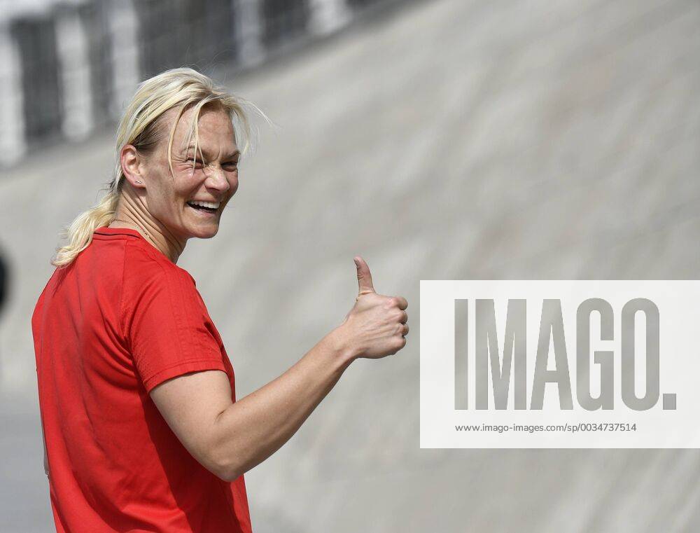 - SPORT Vierter 4. Offizieller Schiedsrichter Referee Schiedsrichter Schiedsrichterin Referee Bibiana Steinhaus beim morgendlichen Fitnessprogramm am Spreebogen Training Vorbereitung Gestik, Geste Daumen hoch 75. DFB-Pokalfinale FC Bayern FCB gegen Eintracht Frankfurt SGE 19.05.2018 DFB-Pokalfinale FC Bayern FCB gegen Eintracht Frankfurt SGE
