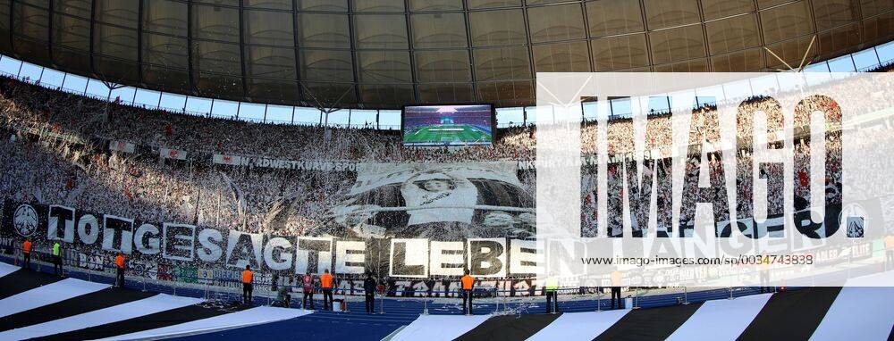 - SPORT Deutschland, Berlin, Olympiastadion Berlin, 19.05.2018, Fussball - DFB-Pokal Finale - FC Bayern Muenchen - Eintracht Frankfurt Bild: Choreo Frankfurter Fans Totgesagte leben länger