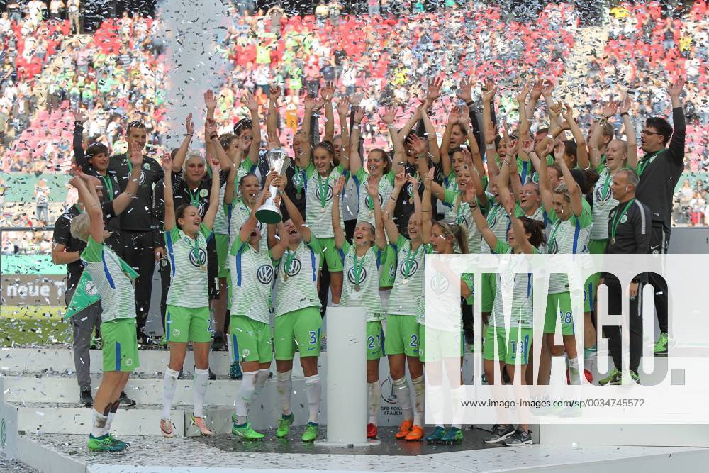 - SPORT Die Spielerinnen jubeln mit dem Pokal bei VFL Wolfsburg vs. FC Bayern Muenchen, DFB-Pokalfinale der Frauen, 19.05.2018 VFL Wolfsburg vs. FC Bayern Muenchen, DFB-Pokalfinale der Frauen, 19.05.2018 Koeln