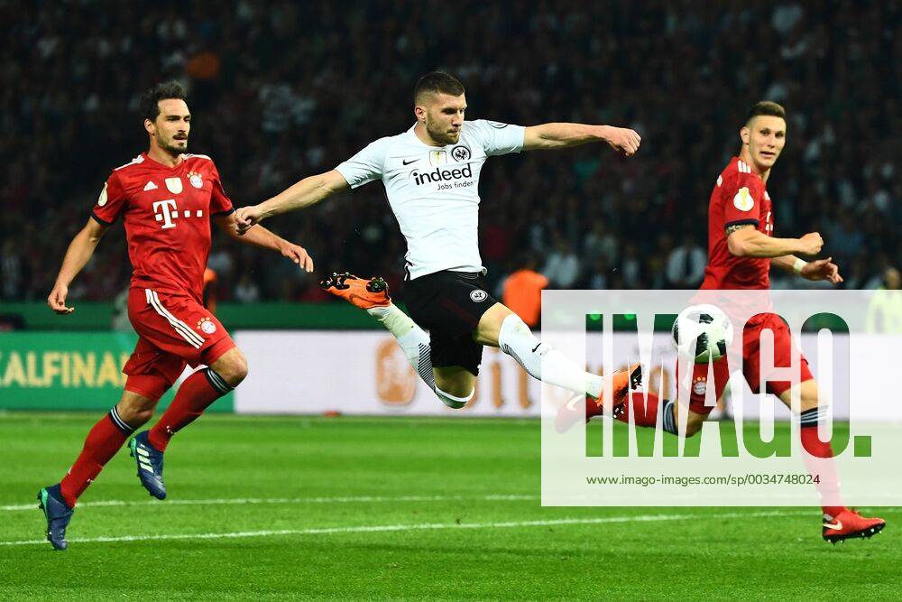 - SPORT 19.05.2018, DFB Pokalfinale Herren, Eintracht Frankfurt - FC Bayern Muenchen, v.l. Goal scored, Tor zum 1:2 durch Ante Rebic (SGE - Eintracht Frankfurt) Berlin