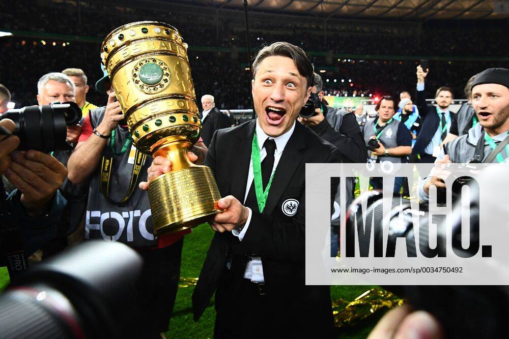 - SPORT 19.05.2018, DFB Pokalfinale Herren, Eintracht Frankfurt - FC Bayern Muenchen, v.l. Eintracht Frankfurt Spieler feiern den Sieg Feier Jubel jubeln Trainer Niko Kovac (SGE - Eintracht Frankfurt) Berlin