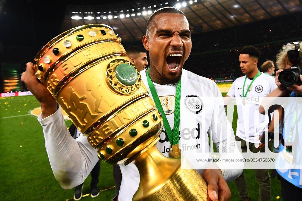 - SPORT 19.05.2018, DFB Pokalfinale Herren, Eintracht Frankfurt - FC Bayern Muenchen, v.l. Eintracht Frankfurt Spieler feiern den Sieg Feier Jubel jubeln Kevin-Prince Boateng (SGE - Eintracht Frankfurt) Berlin