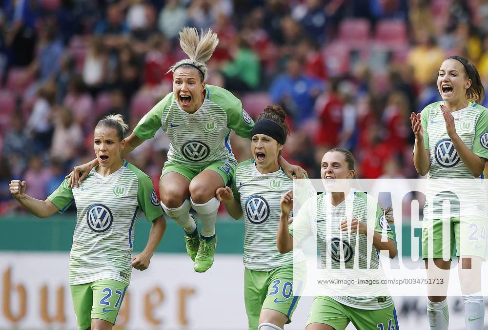 - SPORT Fussball, Köln, Deutschland , DFB-Pokalfinale Frauen,, VFL Wolfsburg (WOB ) vs. FC Bayern M München 3-2 n.E. im Rhein-Energie Stadion in Köln am 19. 05. 2018 Isabel KERSCHOWSKI (VFL),Zsanett JAKABFI (VFL), Ella MASAR (VFL), Noelle MARITZ (VFL), Joelle WEDEMEYER (VFL) , v.li.n.re.- beim Elfmeterschiessen