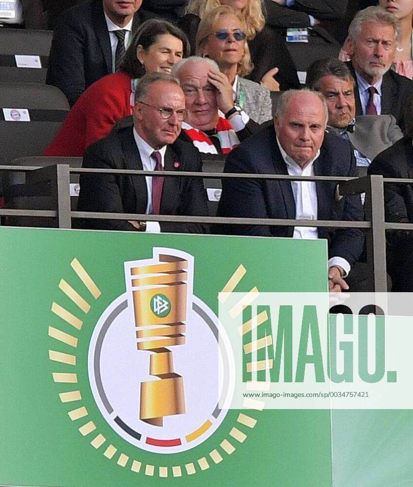 Fussball DFB-Pokal Finale 2018, FC Bayern München - Eintracht Frankfurt, im Olympiastadion in Berlin. v.li: Vorstandsvorsitzender Karl-Heinz Rummenigge (FC Bayern München) und Präsident Uli Hoeness (FC Bayern) mit betretener Mine in der VIP-Loge.