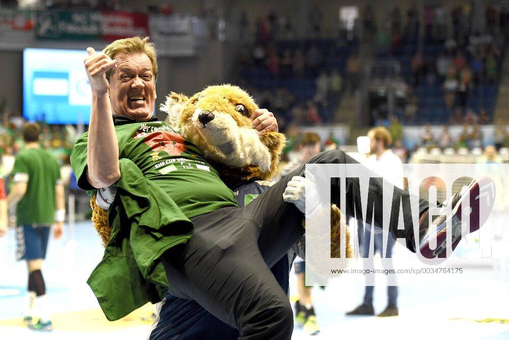 - SPORT Handball, Herren, EHF-Pokal, Final Four Turnier in Magdeburg, Saison 2017 18, Endspiel, Füchse Berlin - Saint-Raphael Var Handball, Jubel nach dem Abpfiff bei den Füchsen Berlin, Füchse-Maskottchen Fuchsi hebt Cheftrainer Velimir Petkovic (Füchse Berlin) hoch, 20.05.18,