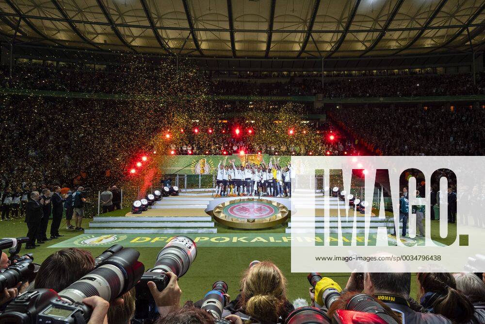 DFB-Pokal-Sieger Eintracht Frankfurt auf dem Siegerpodest im Visier der Fotografen 19.05.18, Berlin, FC Bayern München vs. Eintracht Frankfurt, Â