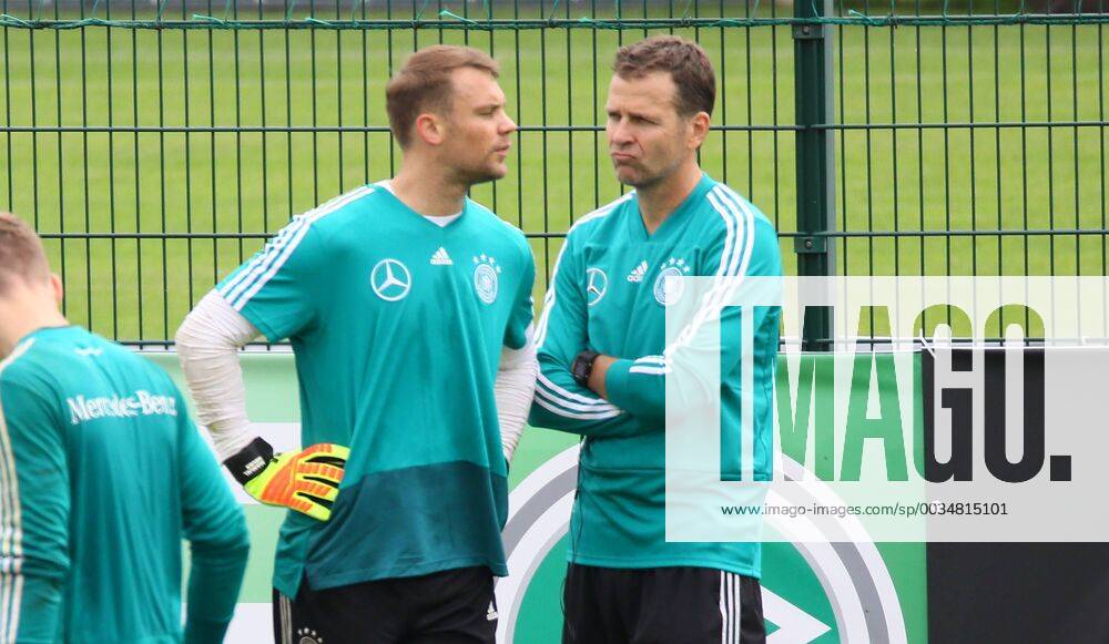 Torwart Manuel Neuer (Deutschland Germany), Teammanager der Nationalmannschaft Oliver Bierhoff (Deutschland Germany) - 24.05.2018: Training der Deutschen Nationalmannschaft zur WM-Vorbereitung in der Sportzone Rungg in Eppan Südtirol