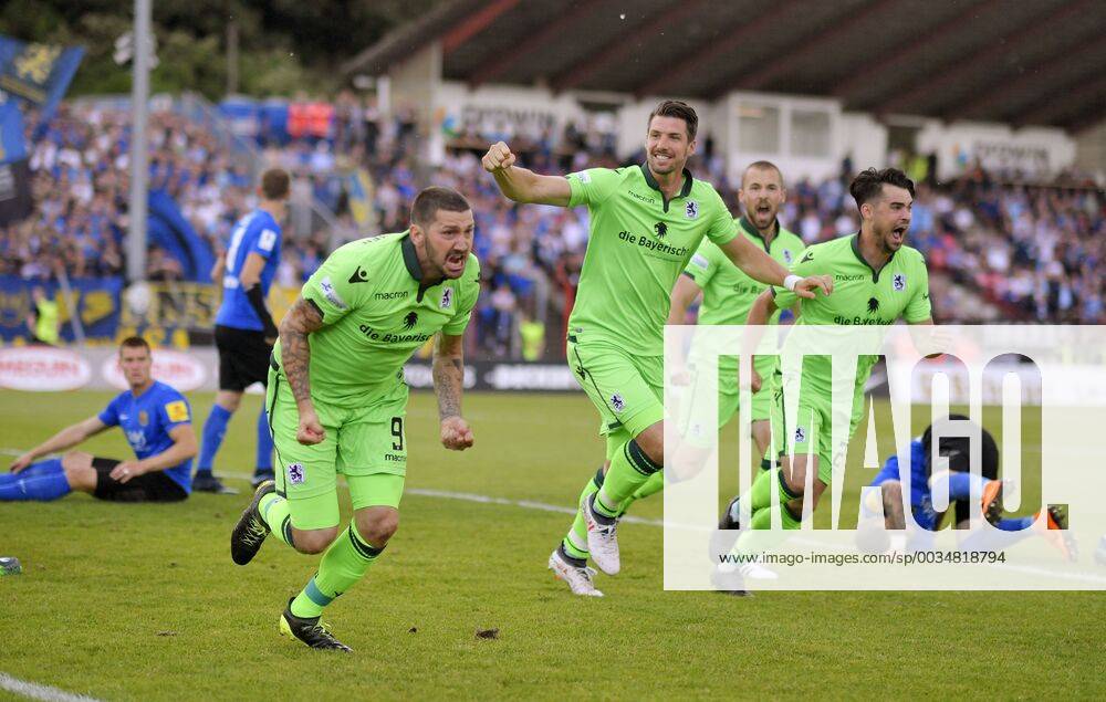 - SPORT 24.05.2018, Fussball Regionalliga, 3. Bundesliga 2017 2018, Aufstiegsspiel zur 3.Liga: 1.FC Saarbrücken - TSV 1860 München, im Hermann-Neuberger-Stadion Völklingen. Torjubel Sascha Mölders (li, TSV 1860 München) zum 1:0.