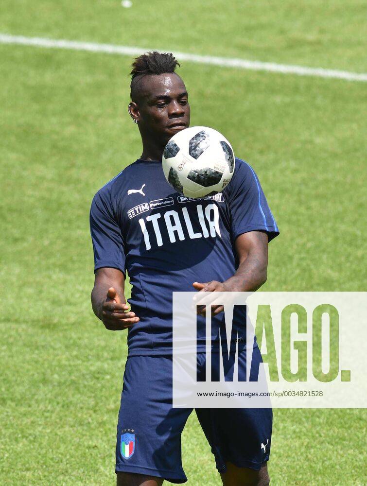 IPP20180524 Football - soccer: FIFA World Cup WM Weltmeisterschaft Fussball 2018 Russia, Preparation national team Nationalteam Of Italy, mario balotelli palleggia - (Verwendung nur in Deutschland - GERMANY ONLY) *** IPP20180524 Football soccer FIFA World Cup 2018 Russia National Team Of Italy mario balotelli palleggia Use only in Germany GERMANY ONLY