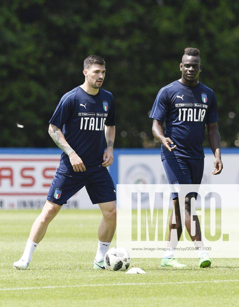 IPP20180524 Football - soccer: FIFA World Cup WM Weltmeisterschaft Fussball 2018 Russia, Preparation national team Nationalteam Of Italy, Mario Balotelli e Alessio Romagnoli (Verwendung nur in Deutschland - GERMANY ONLY) *** IPP20180524 Soccer football FIFA World Cup 2018 Russia National Team Of Italy preparation Mario Balotelli and Alessio Romagnoli use only in Germany GERMANY ONLY