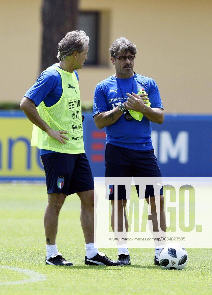 IPP20180524 Football - soccer: FIFA World Cup WM Weltmeisterschaft Fussball 2018 Russia, Preparation national team Nationalteam Of Italy, Roberto Mancini allenatore italia e Alberico Evani suo assistente (Verwendung nur in Deutschland - GERMANY ONLY) *** IPP20180524 Football soccer FIFA World Cup 2018 Russia National Team Of Italy Roberto Mancini allatore italia e Alberico Evani suo assistant Use only in Germany GERMANY ONLY
