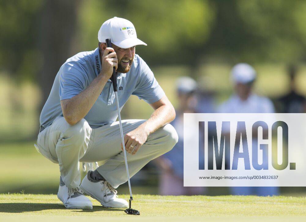 Fort Worth, TX, USA - FORT WORTH, TX - MAY 25, 2018 - Chris Kirk lines up his putt on the 10th hole during the second round of the 2018 Fort Worth Invitational PGA Golf Herren at Colonial Country Club in Fort Worth, Texas 2018 Fort Worth Invitational PGA - ZUMAsc5_ 20180525_zaf_sc5_006