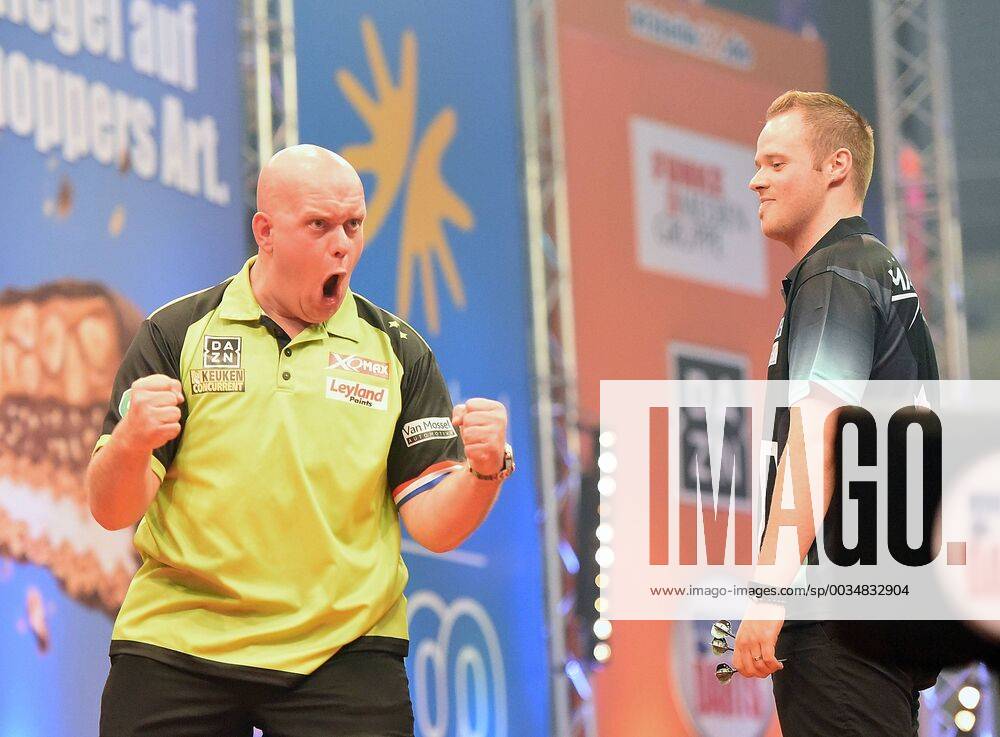 - SPORT 25.05.2018, Dart, German Dart Masters 2018 auf Schalke,, v.l. Michael van Gerwen (Niederlande) jubeln jubelt, Max Maximiser Hopp (Deutschland) Gelsenkirchen