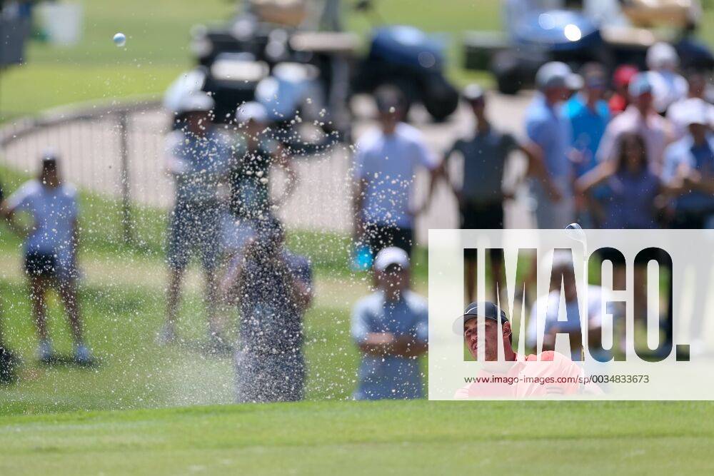FORT WORTH, TX - MAY 25: Brooks Koepka of the United States hits out of the bunker on 5 during the second round of the Fort Worth Invitational on May 25, 2018 at Colonial Country Club in Fort Worth, TX. (Photo by Andrew Dieb Icon Sportswire) GOLF: MAY 25 PGA Golf Herren - Fort Worth Invitational Icon180525134