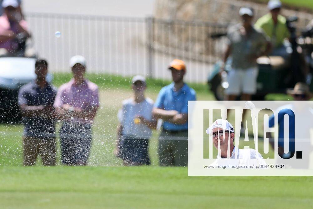 FORT WORTH, TX - MAY 25: Zach Johnson hits from the green side bunker on 5 during the second round of the Fort Worth Invitational on May 25, 2018 at Colonial Country Club in Fort Worth, TX. (Photo by Andrew Dieb Icon Sportswire) GOLF: MAY 25 PGA Golf Herren - Fort Worth Invitational Icon180525029
