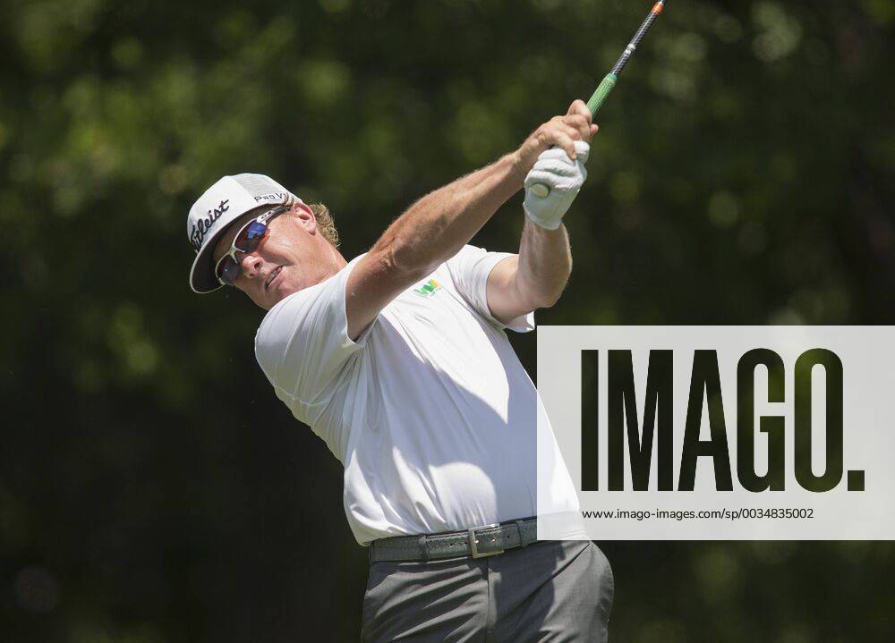 Fort Worth, TX, USA - FORT WORTH, TX - MAY 25, 2018 - Charley Hoffman tees off on the 9th hole during the second round of the 2018 Fort Worth Invitational PGA Golf Herren at Colonial Country Club in Fort Worth, Texas 2018 Fort Worth Invitational PGA - ZUMAsc5_ 20180525_zaf_sc5_021
