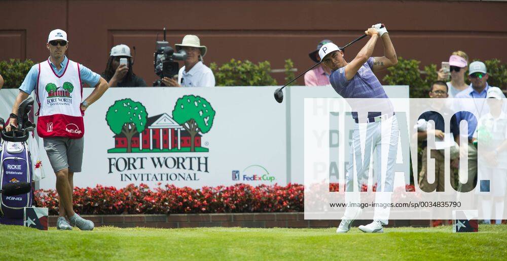 Fort Worth, TX, USA - FORT WORTH, TX - MAY 25, 2018 - Rickie Fowler tees off on the first hole during the second round of the 2018 Fort Worth Invitational PGA Golf Herren at Colonial Country Club in Fort Worth, Texas 2018 Fort Worth Invitational PGA - ZUMAsc5_ 20180525_zaf_sc5_026